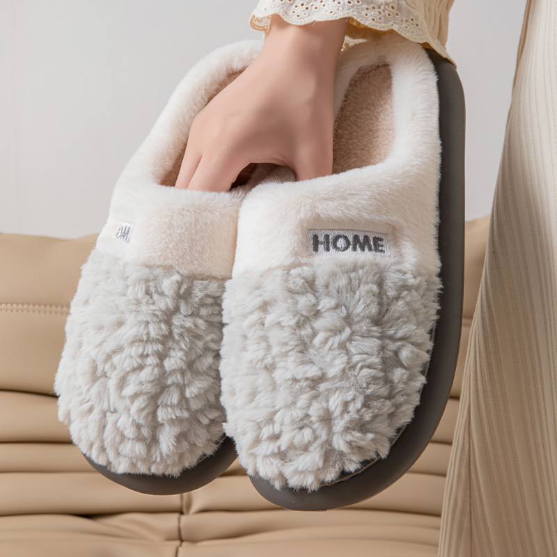 Zapatillas de algodón para hombres y mujeres en otoño y invierno se pueden usar en el exterior para el hogar interior antideslizante con una base gruesa y cálida.