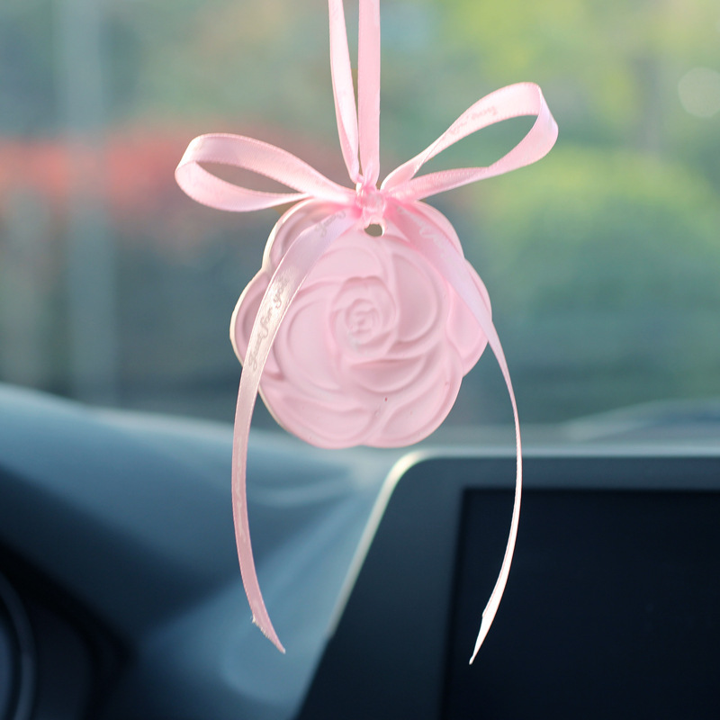 Camellia colgante de automóvil perfumado para automóvil espejo retrovisor colgante tira magnética goteo perfume decoración interior del automóvil