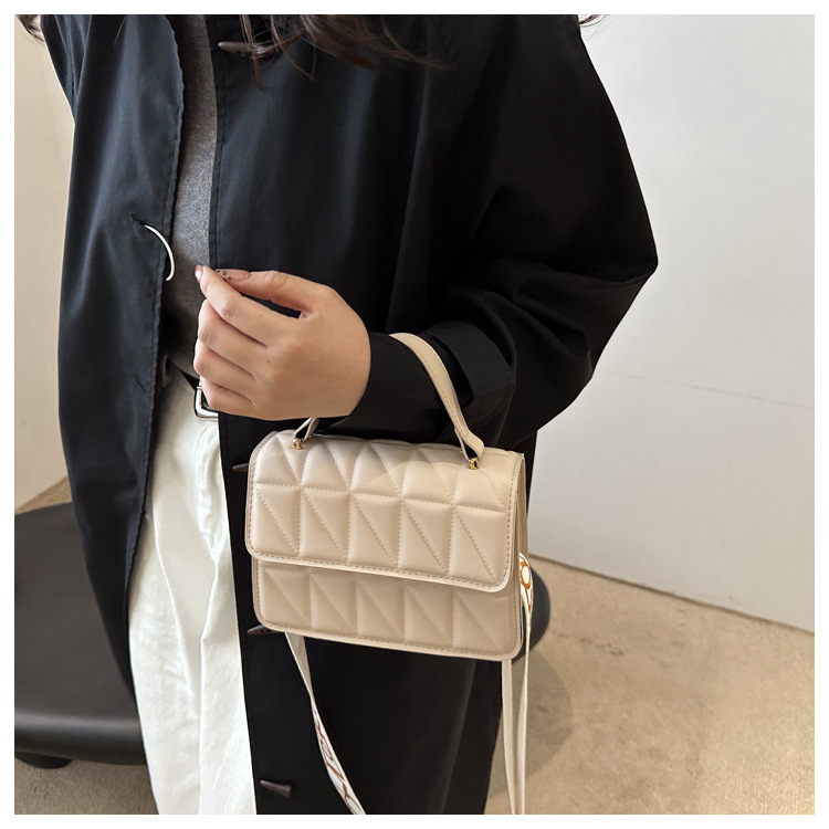A stylish and simple diamond-shaped small square bag for the autumn and winter of 2024, featuring a solid color and a trendy single-shoulder bag for women undefined