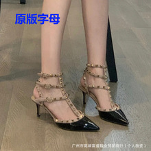 2025华伦天奴尖头铆钉绝美高跟鞋女黑色一字扣带细跟柳钉凉鞋
