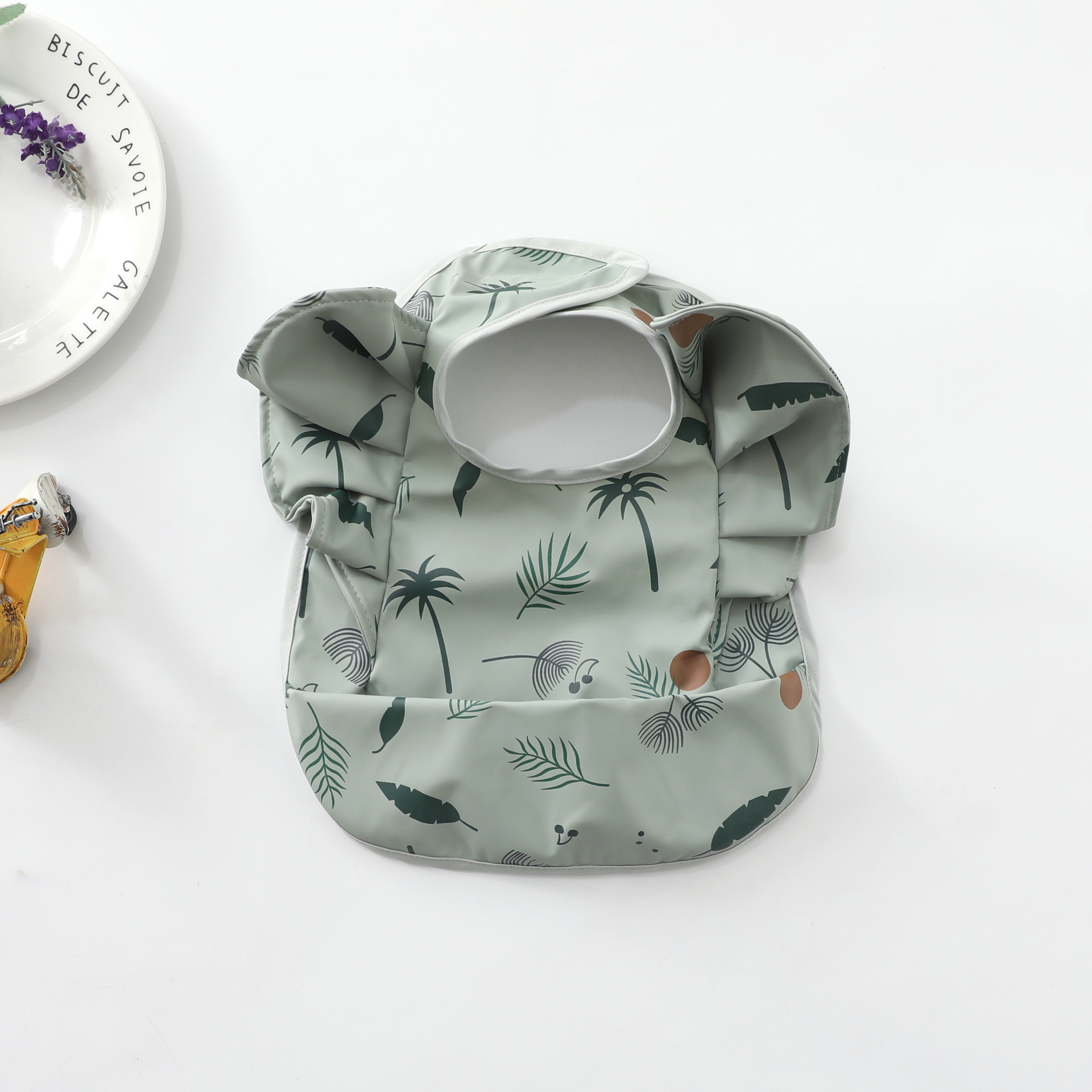 녹색 코코넛 나무 날개