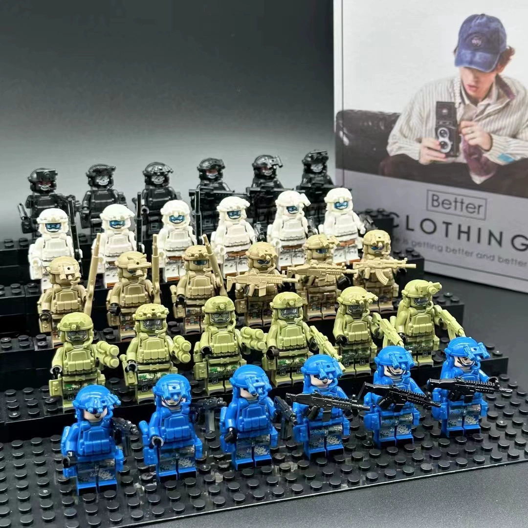 Набор минифигур Construction (LEGO) — 56 золотых и тематических минифигур с мотоциклом и 7-слойной витриной
