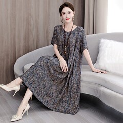 夏の中高年女性の綿のワンピースは太っています。