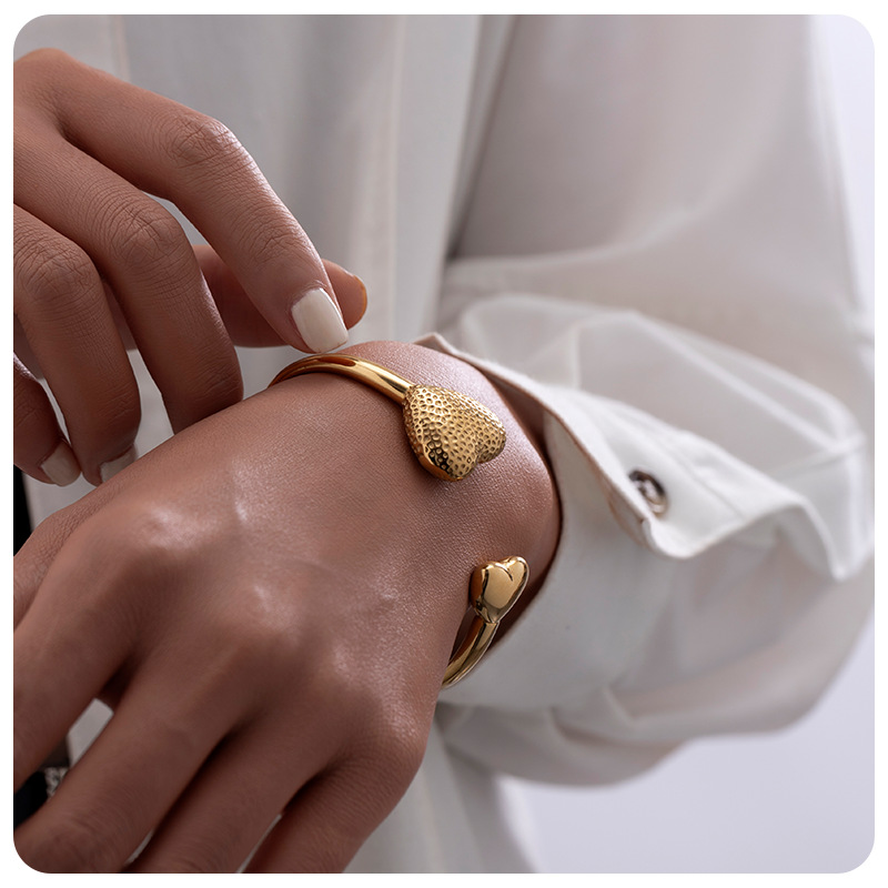 Tina martillo de acero inoxidable transfronterizo amor pulsera asimétrica ligera de lujo temperamento alto 18k oro titanio pulsera de acero mujer image 3