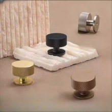 �S��ֱ�N�X�Ͻ��ο������T���֙��T���ֽ�ɫ�p�ݸ߶˚W���L���b