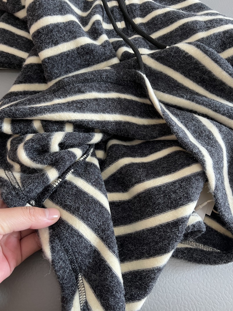 鶏を炒めるのは優しくて、ウサギのぬいぐるみの半ファスナーのストライプの帽子のシャツを着るのがとてもいいです。