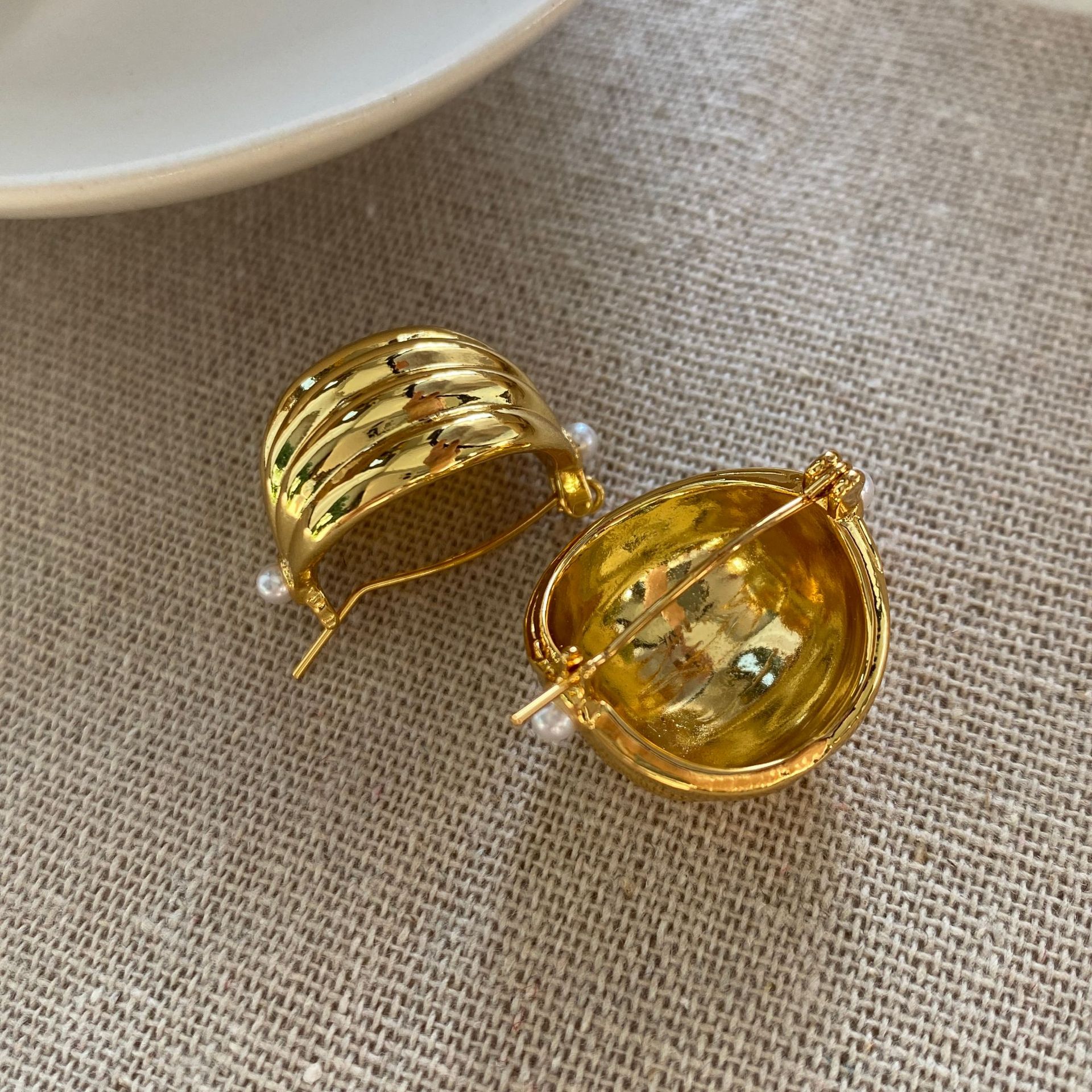 Temperamento francés ligero lujo nicho aretes simples y fríos aretes variados aretes de bronce ondulado chapado en oro aretes ondulados