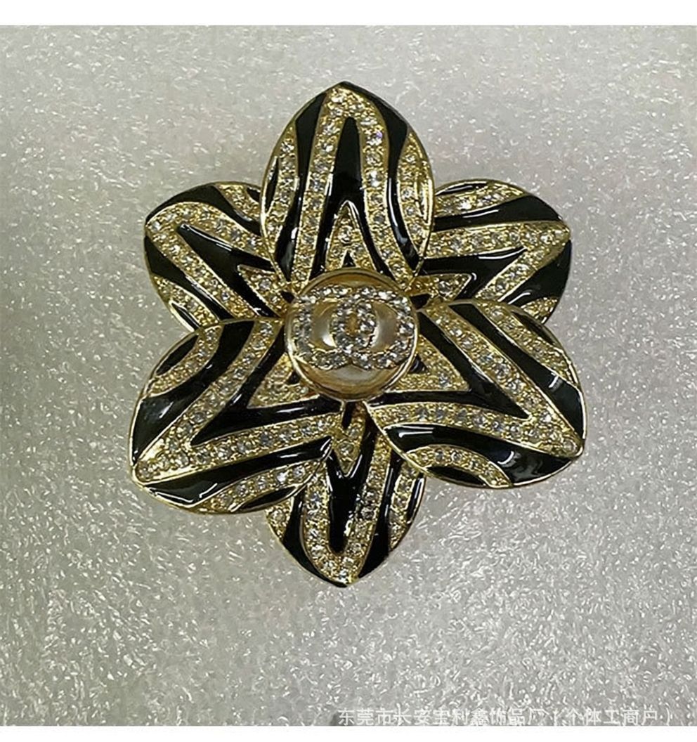 Cross-border Chanel-style brooch with a high-end, light-luxury feel, black and white enamel, rhinestones, three-dimensional petal flower brooch, wholesale from manufacturer