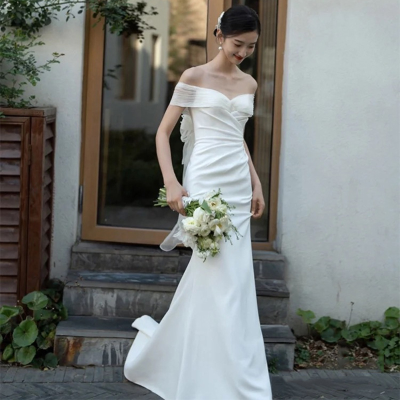 Fishtail luz vestido de novia Super Hada Mori al aire libre boda novia bienvenida puerta hilo simple satén fuera del hombro vestido de noche