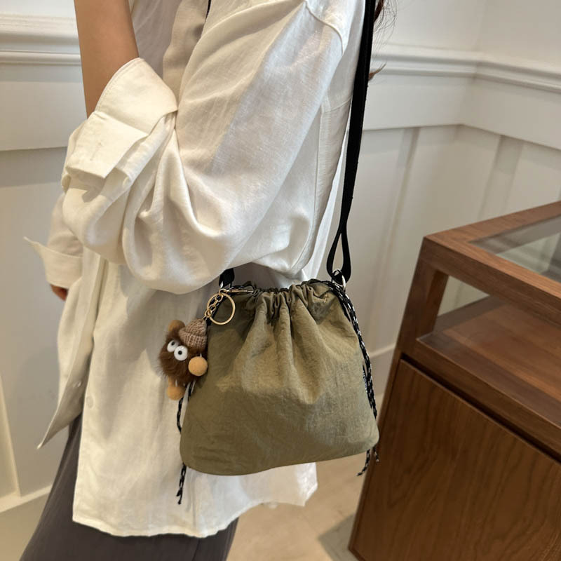 Bolsa de cubo de nylon super caliente para mujeres 2024 nueva moda de verano para estudiantes de clase bolso de hombro mochila