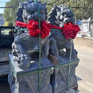 Stone Carved Bluestone Lions, a Pair of White Marble Stone Lions at the Courtyard Entrance, Outdoor Carved Traditional Chinese Landscape Ornaments