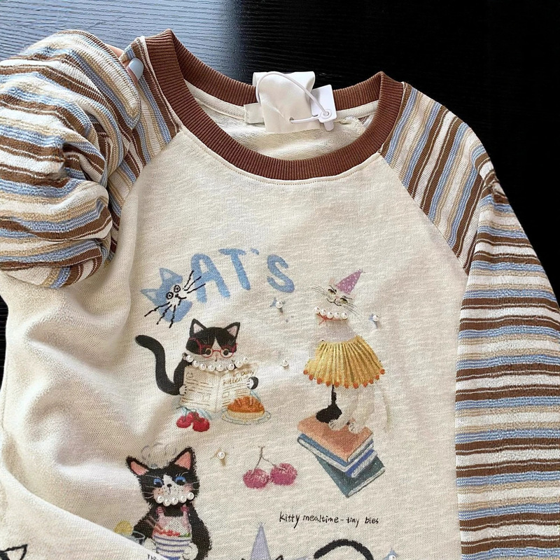So gentle and sweet~ Cute cat retro striped raglan sleeve round neck T-shirt, a versatile top for autumn with a youthful vibe So gentle and sweet~ Cute cat retro striped raglan sleeve round neck T-shirt, a versatile top for autumn with a youthful vibe