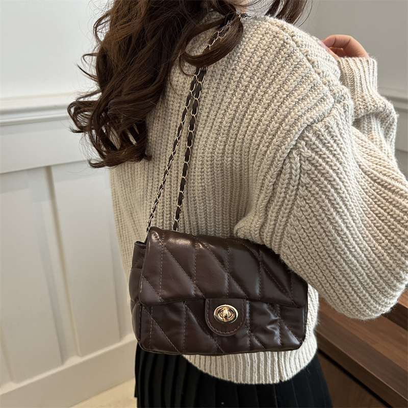 Bolsa de alta calidad de moda retrógrada pequeña bolsa de estilo de estilo de mujer nueva bolsa de cadena de diamante diseño de nicho simple de hombro