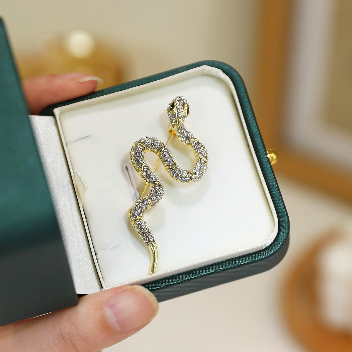 Luz lujosa retro diamantes broche de serpiente nicho de alto nivel creativo flor de pecho personalidad accesorios de alquiler al por mayor