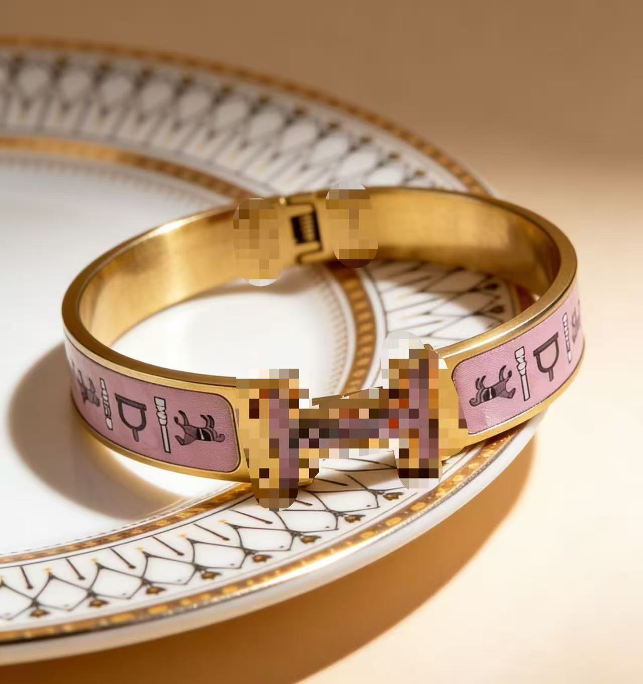 2025 新しいヨーロッパとアメリカのビッグブランドチタン鋼ブレスレット非退色ステンレス鋼ブレスレットバックルオープニングハンドジュエリー卸売