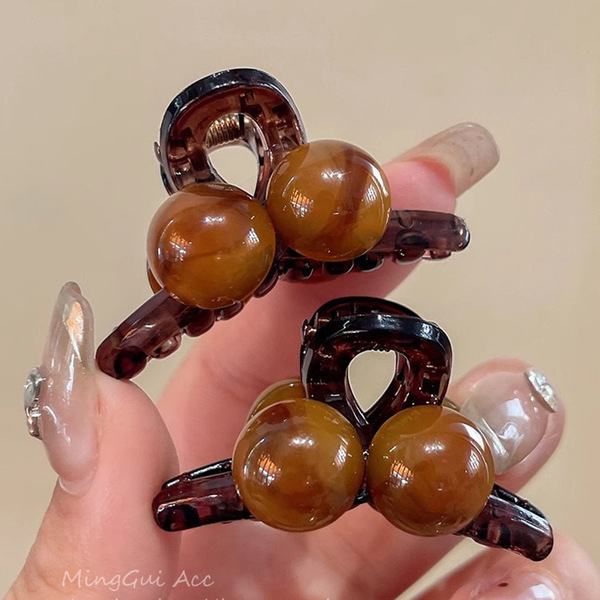 Crab pin pearl