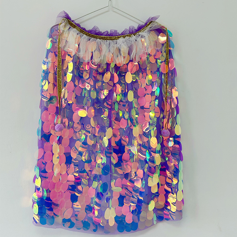 큰 스팽글이 달린 보라색 망토