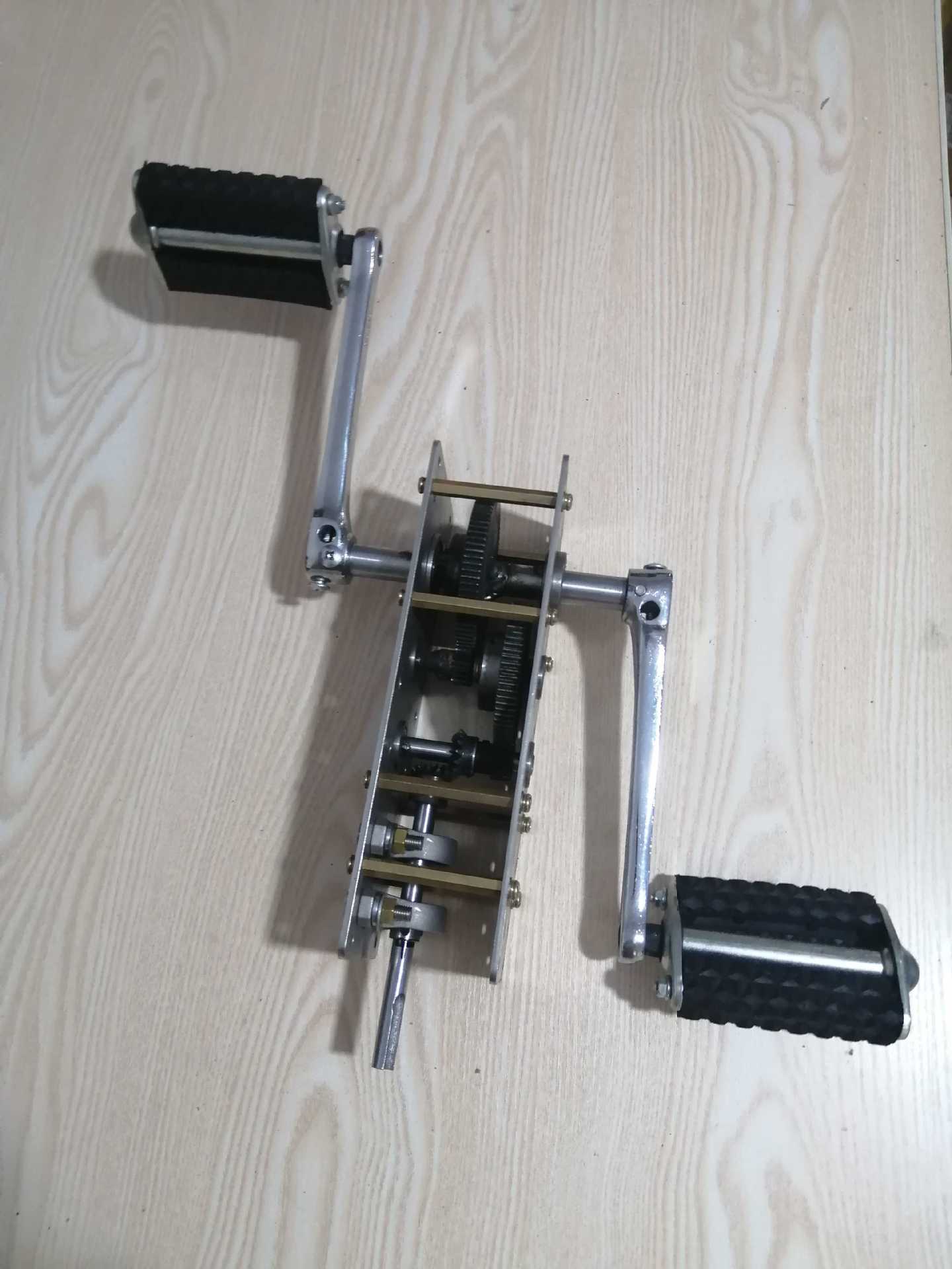 脚踏增速齿轮箱减速箱变速箱传动箱手摇发电机朝后可朝上90度