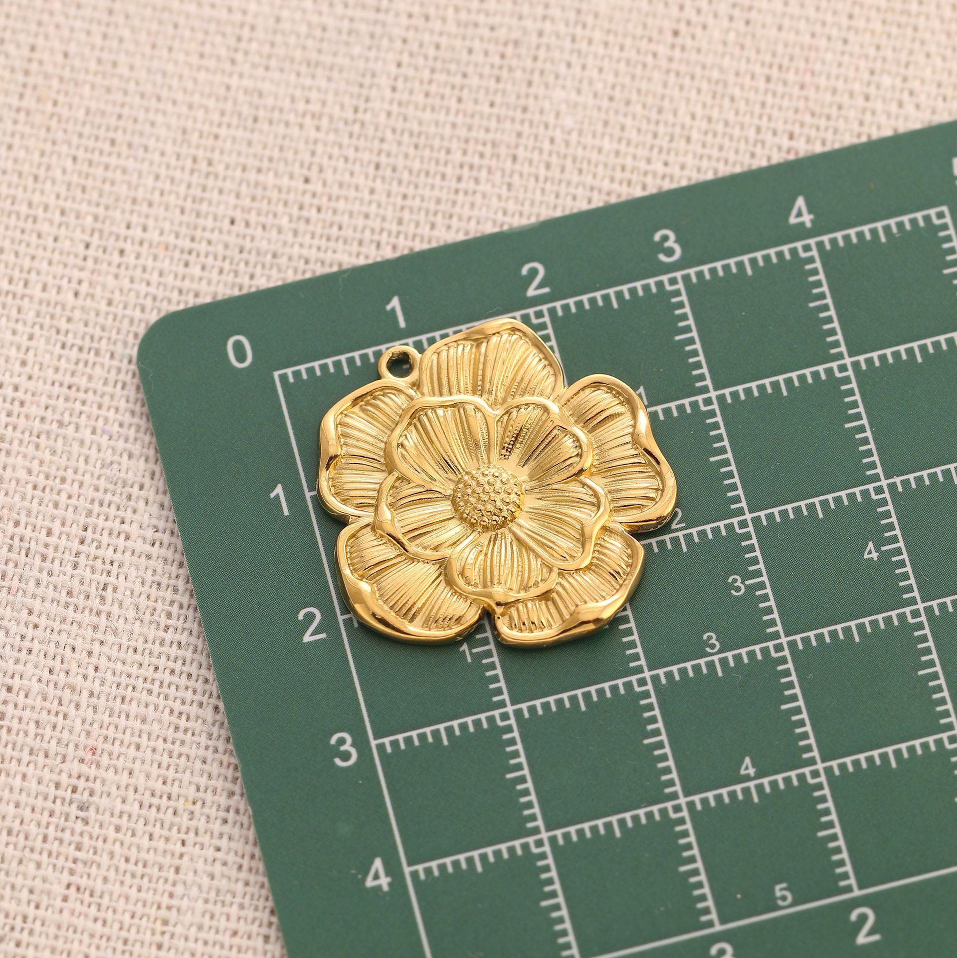 15g Weight Pendant Jewelry Making Type 30*32mm Jewelry Making Size DIY Jewelry Accessories Classification 3 PCS/Package Quantity 304 Stainless Steel Material Flower Pattern Plating Design Retro Style 3 PCS/Package 30*32mm 304 Stainless Steel Flower Pendant 1