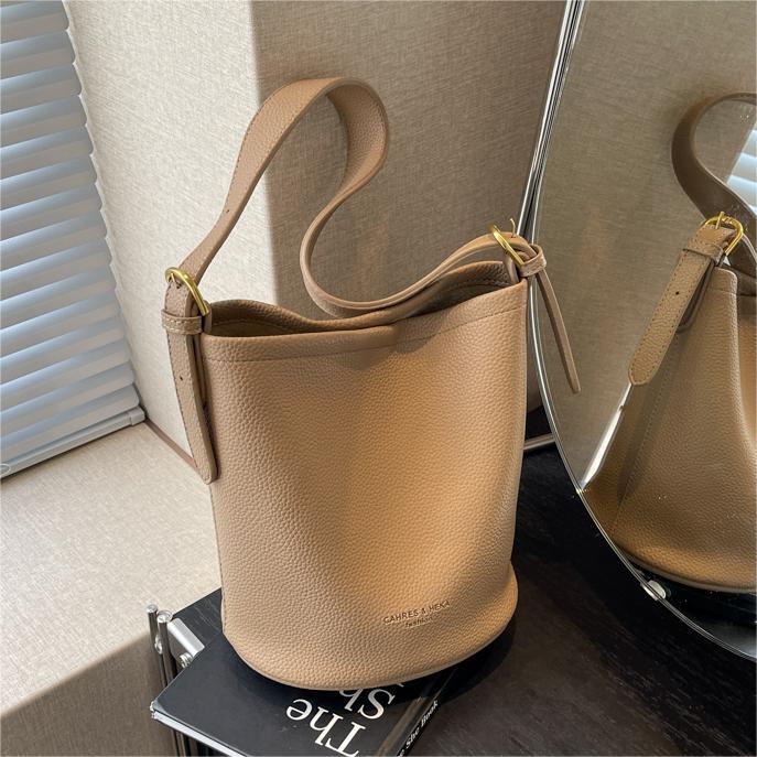 Nicho de diseño bolso casual damas primavera y verano 2024 nuevo estilo de moda mochila de transporte de alta calidad bolso de cubo de textura