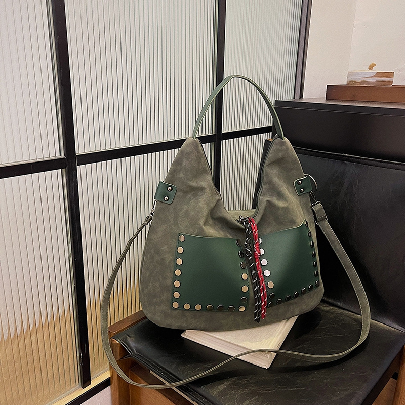 2024 Winter New Fashion Cool Rivet Fashion Shoulder Tote Bag Niche Design Casual Large Capacity Crossbody Women's Bag