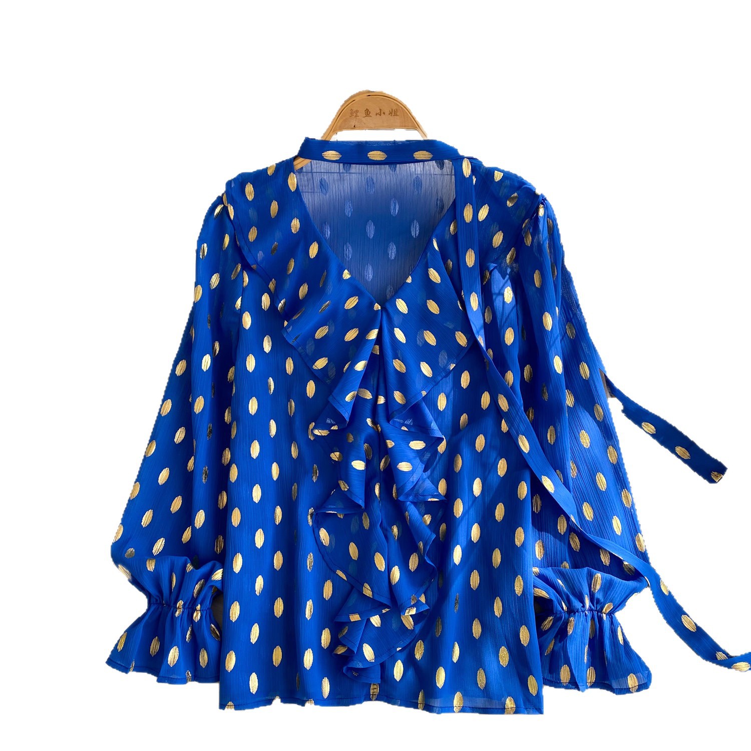 Camicetta ampia a pois in stile francese con volant, ideale per l'inizio della primavera, a maniche lunghe, in chiffon, con laccetti._voghion.com