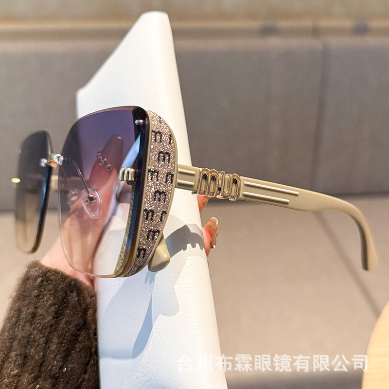 MはDouyin Xiaohongshuファッショナブルなサングラス、人気の女性用クロスボーダーベビーブレスインターネットセレブサングラス日焼け止めを直接供給しています|undefined