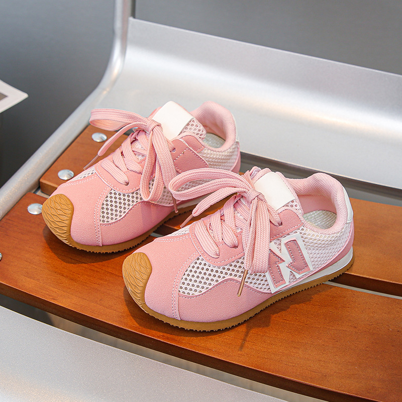 Calzado deportivo para niños Calzado de entrenamiento alemán transpirable de una sola red de color macaron coreano 2025 verano nuevos zapatos casuales para niños y niñas