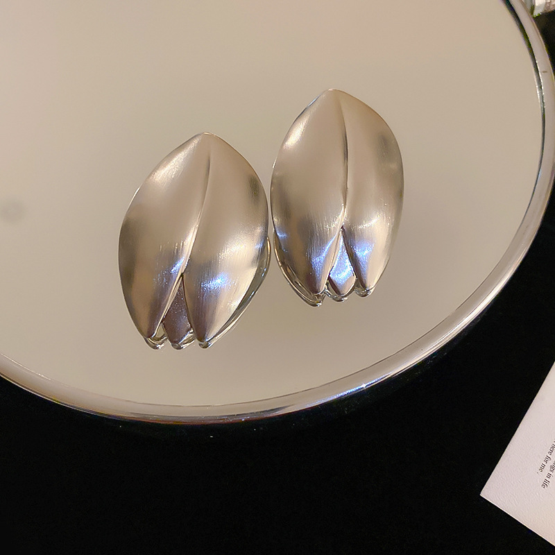 Silbernadel-Metall-Ohrringe im mittelalterlichen gebürsteten Blatt-Stil, elegante französische Ohrringe, kleine und beliebte französische Ohrringe für Frauen_voghion.com