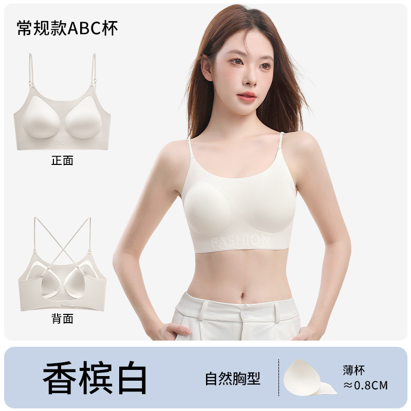 細い肩にファンデーションの隠し下着を持っています。|undefined