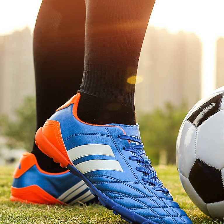 Venta directa nuevos zapatos de fútbol para niños para hombres y mujeres de bajo techo de goma para césped zapatillas Deportivas Zapatos de entrenamiento de una sola pieza entrega