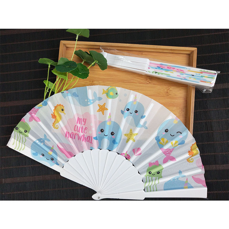 En stock 23cm hueso de plástico fresco ventilador plegable de plástico ventilador de una sola cara coloridas escamas de pescado