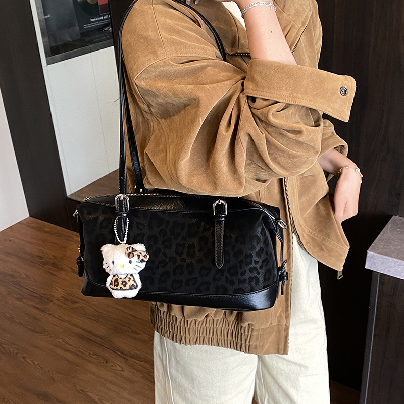 Bolsa de almohada retrógrada de leopardo bolso de mano de viaje para mujeres otoño y invierno 2025 nueva moda simple bolso de hombro axilar