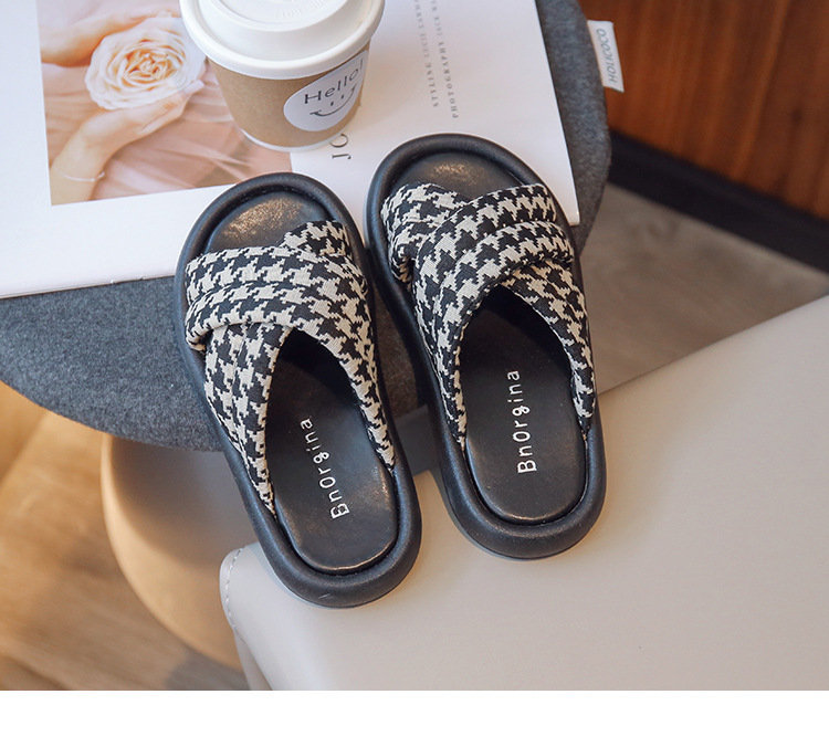 Pantoufles d'extérieur pour enfants, nouvelle collection été 2023, à carreaux croisés, mode coréenne, pantoufles décontractées pour filles, une ligne_voghion.com