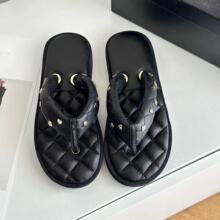 小香风数字扣人字拖鞋2025年夏季新款真皮夹趾厚底字母面包凉拖女