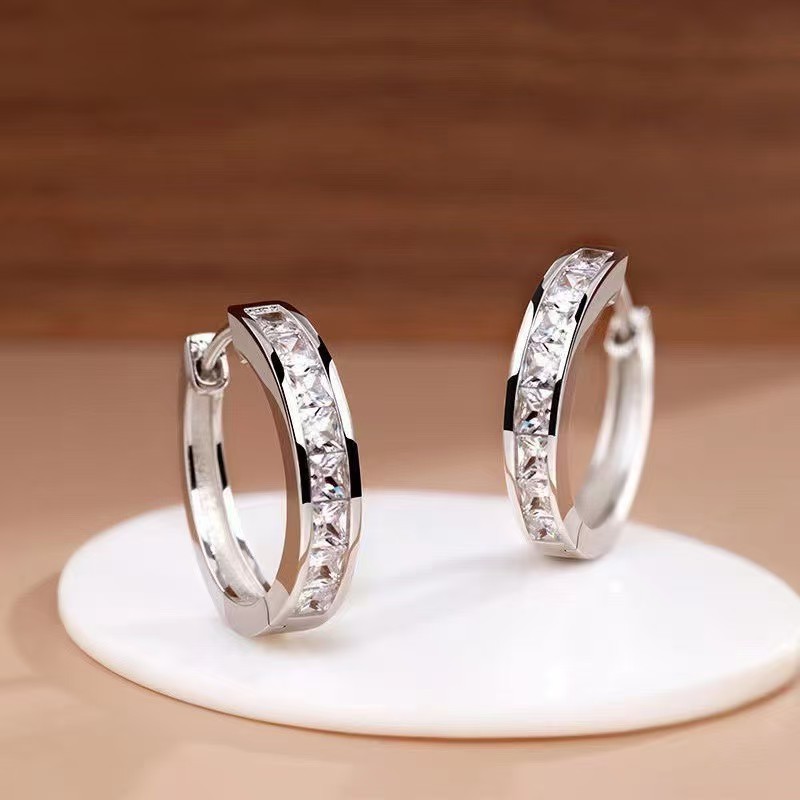 Orecchini a cerchio premium con zircone quadrato design elegante_voghion.com