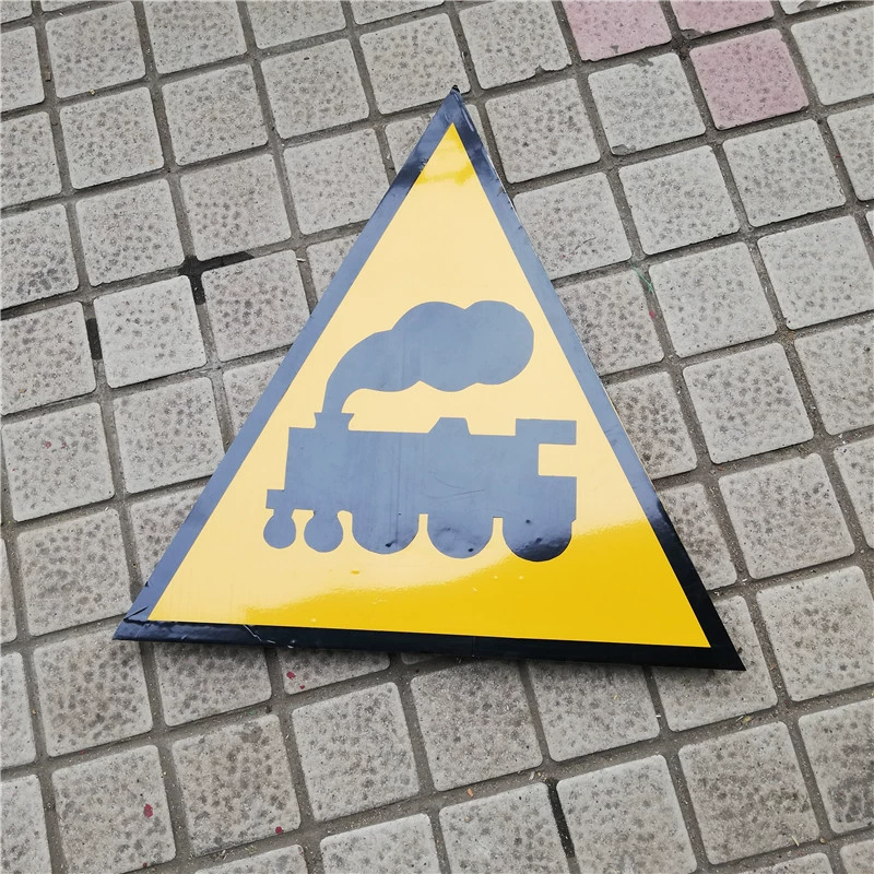 Неуправляемый железнодорожный переезд знак, нет сирены предупреждающий знак, восьмиугольный красный железнодорожный переезд знак