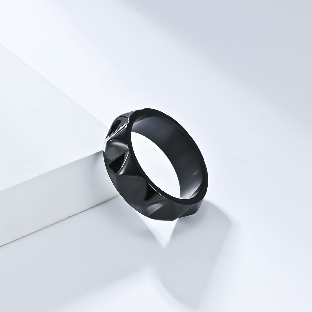 Ring van titaniumstaal voor heren met kegelvormig design_voghion.com