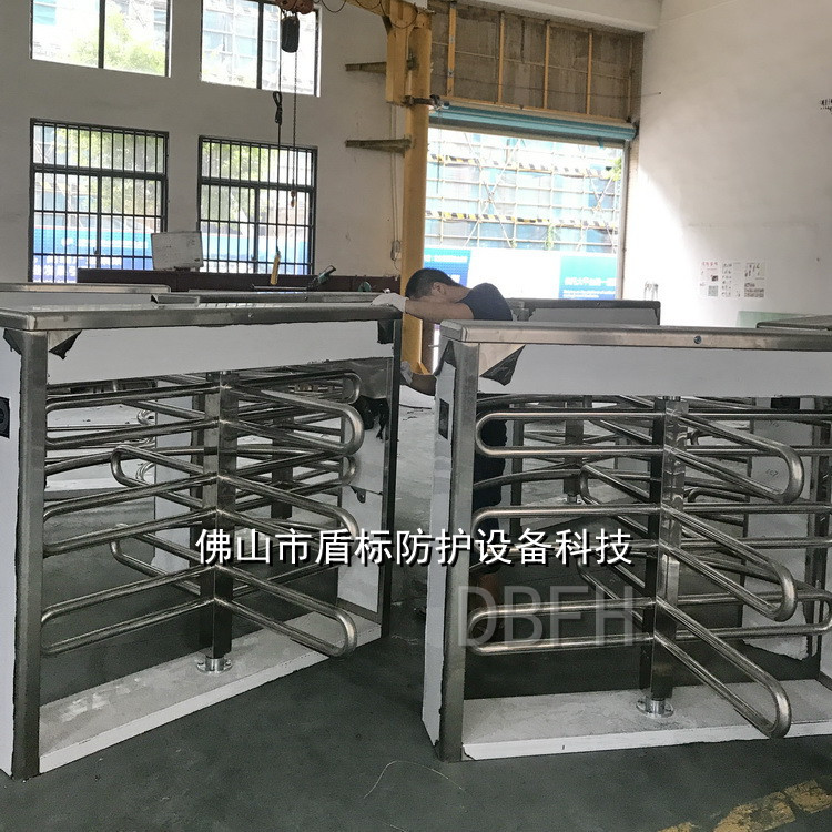 海南景区止逆防逃单向门 手动半高转闸不锈钢半高三辊闸只进不出