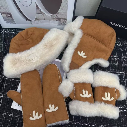 Korean-style winter plush thickened Lei Feng hat for outdoor cycling, warm and face-slimming, with ear protection, fisherman hat and cold-proof gloves