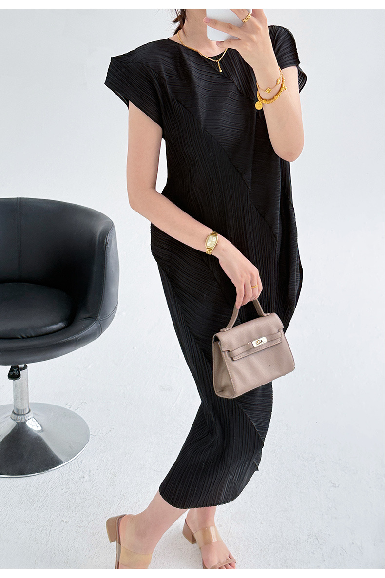 Đầm maxi nữ tay ngắn thiết kế xếp ly Issey Miyake ôm eo — màu đen chi tiết 10
