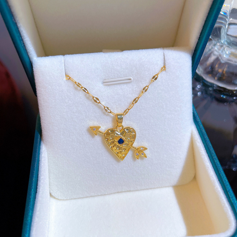 Collana con ciondolo cuore e freccia in zircone placcato oro_voghion.com