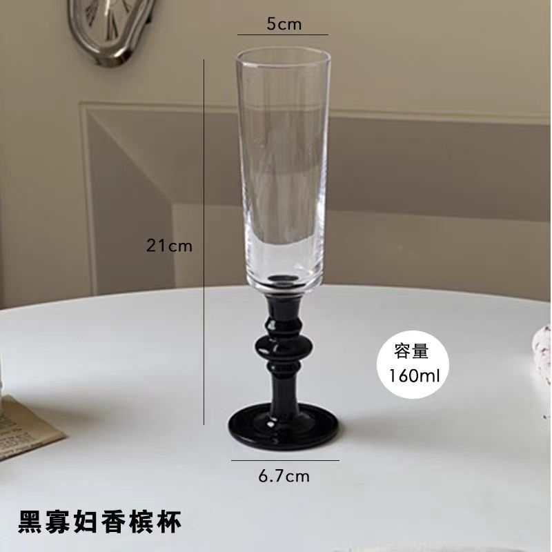 검은 색과 검은 색 현대 샴페인 유리