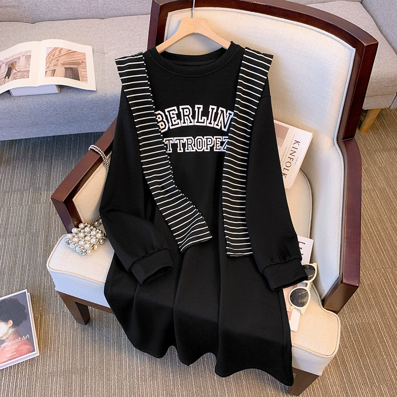 Оптовая продажа от производителя: платье средней длины с круглым вырезом и длинными рукавами для девочек больших размеров, с принтом-надписью, в наличии, быстрая доставка.