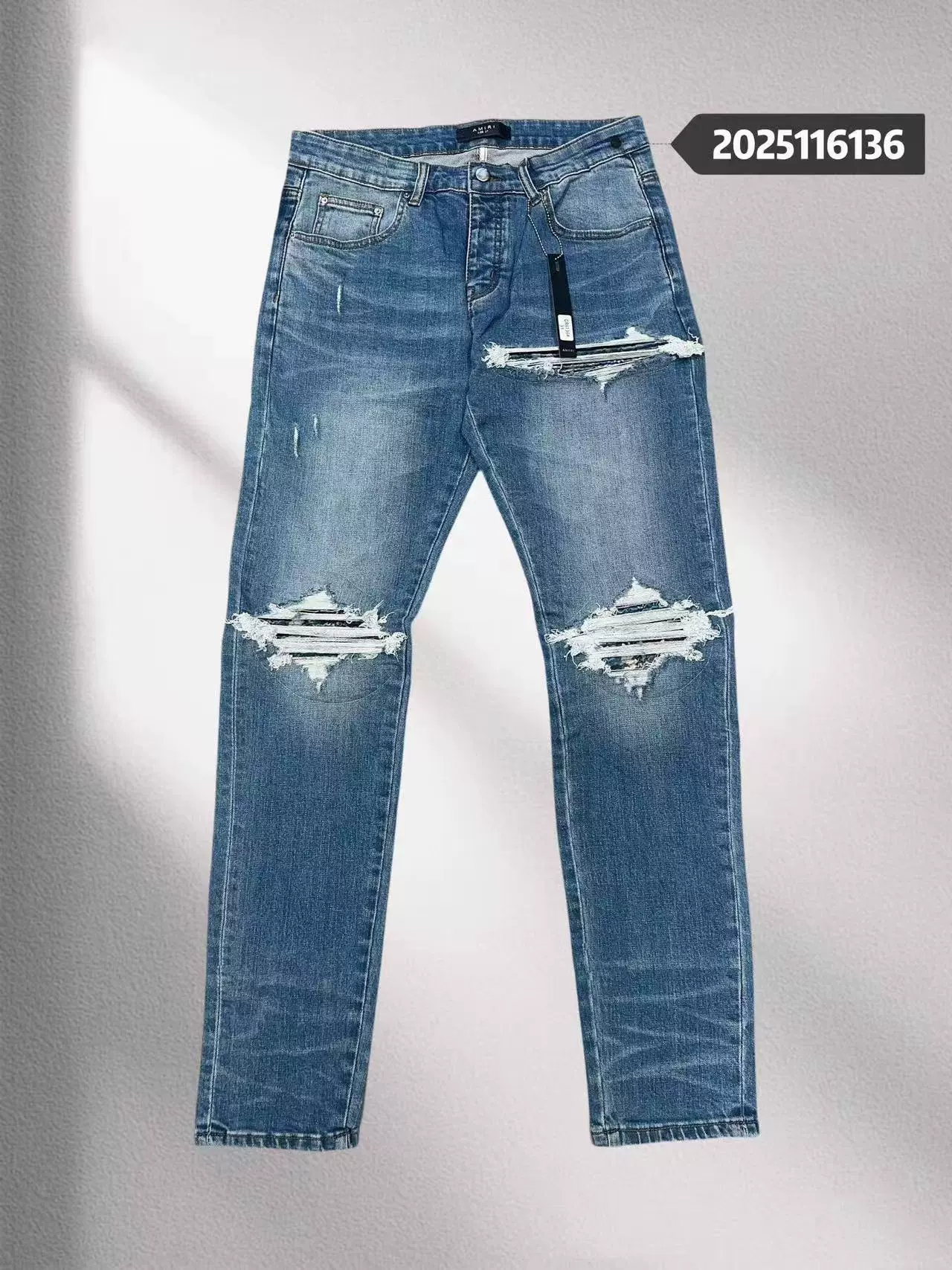 Джинсы (Jb amiri tide) с нашивками, узкий крой и эластичным низом, цвета 30–40