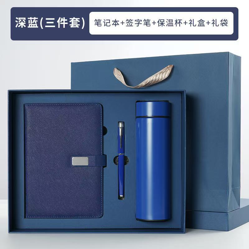 Caja de regalo azul y rojo con taza de calor