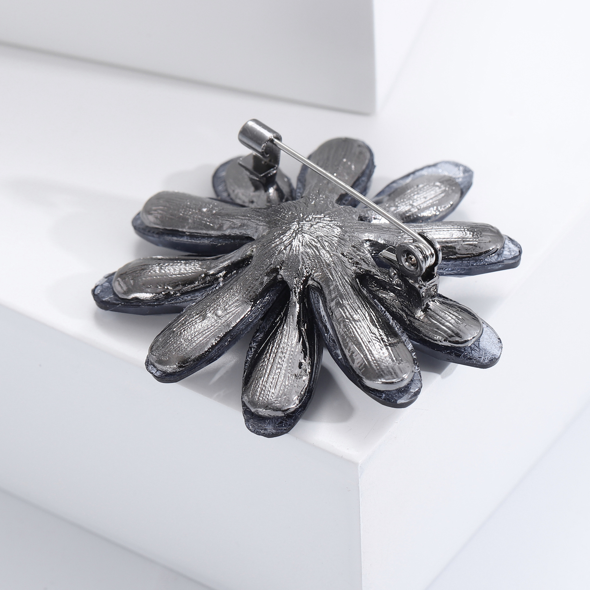 17g Weight Acrylic Inlay Material Brooches Classification Casual, Holiday, Banquet Occasion Alloy Material Flower Pattern All Seasons Season Women's Gender Inlay Design Simple Style Style Simple Style Pin Flower Alloy Inlay Acrylic Women's Brooches 3