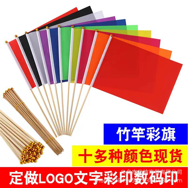 Рука держит маленький овсальный флаг вымпел