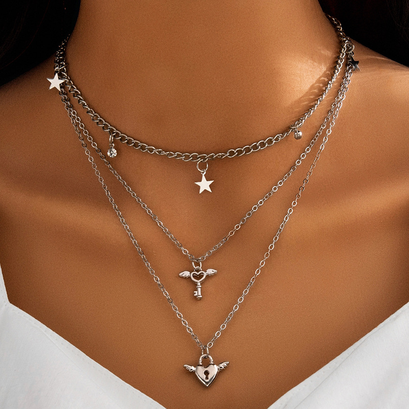 Collier Personnalisé Avec Pendentif Étoile À Cinq Branches Avec Ailes De Serrure D&#39;amour Multicouches Rétro Exagérées display picture 1