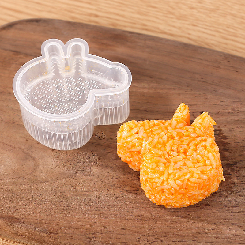子供のおにぎりの型の海苔はご飯の三角のおにぎりの食品級の材質を包んで作ります。|undefined